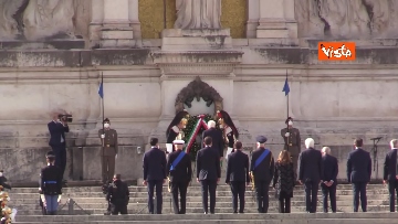 8 - Il Presidente Mattarella all'Altare della Patria a Roma per il 25 aprile, le foto
